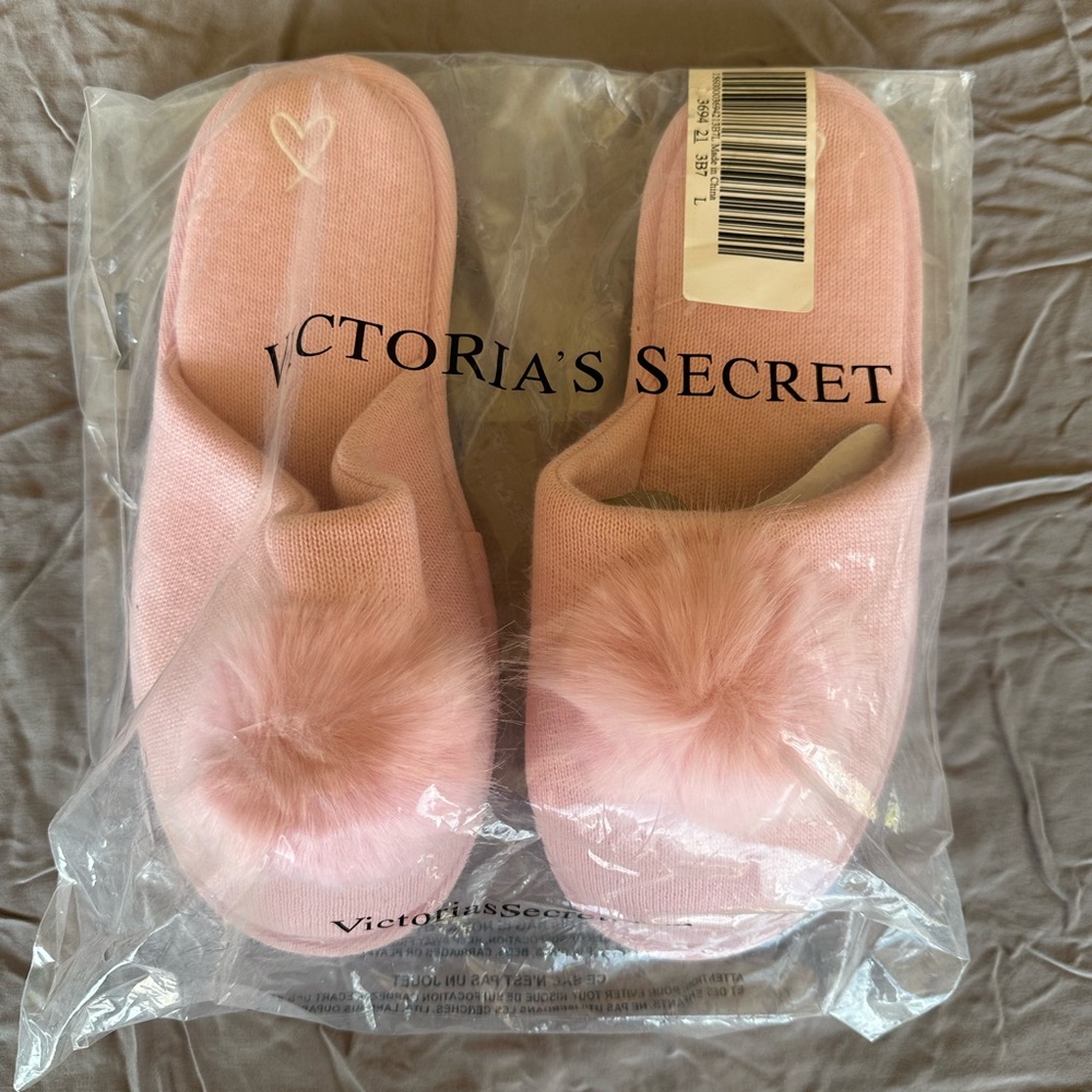 NWT Victoria’s Secret Pink Pom Pom Slippers size L 9/10